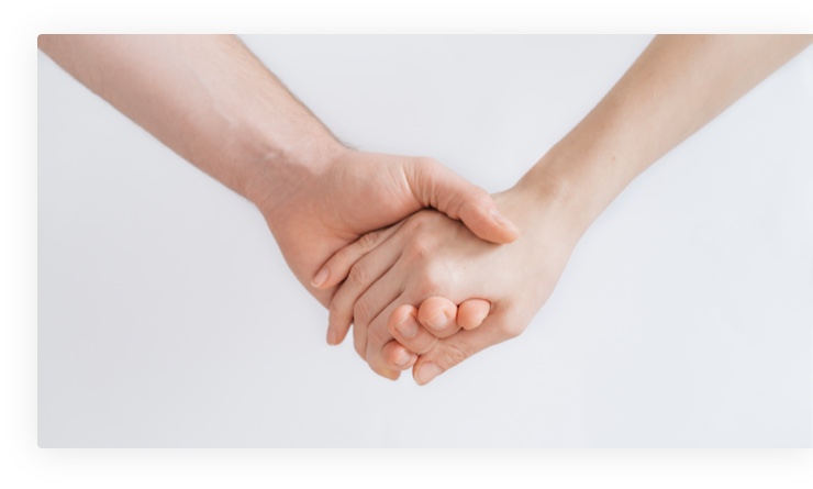 imagen de adultos cogidos de la mano