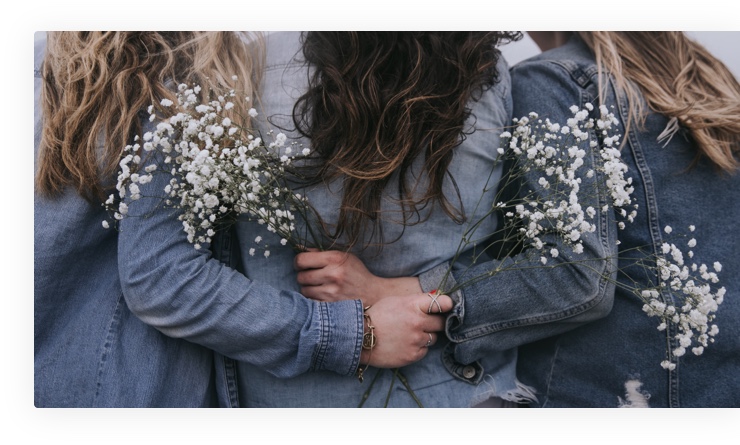 imagen de adolescentes abrazándose