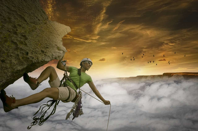 imagen de una persona escalando