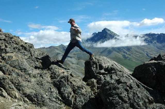Imagen de una persona saltando una roca