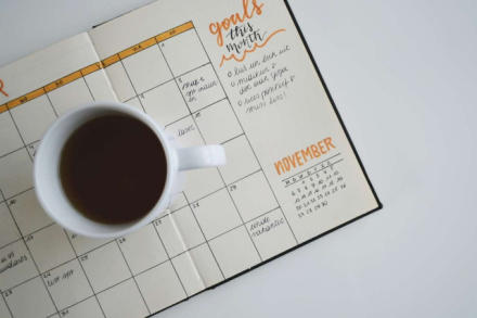 imagen de un calendario con cafe