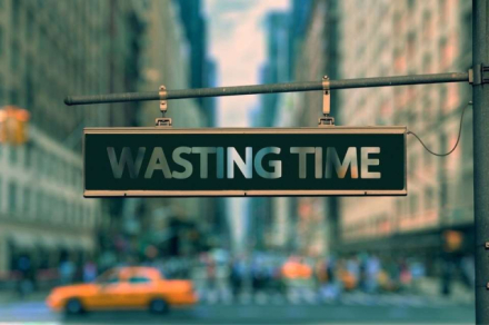 imagen con letra wasting time
