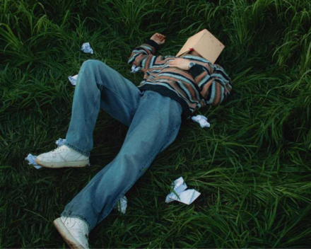 imagen de un joven en el pasto